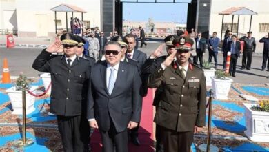 محافظ-البحر-الأحمر-يضع-إكليل-الزهور-على-النصب-التذكاري-لشهداء-الشرطة