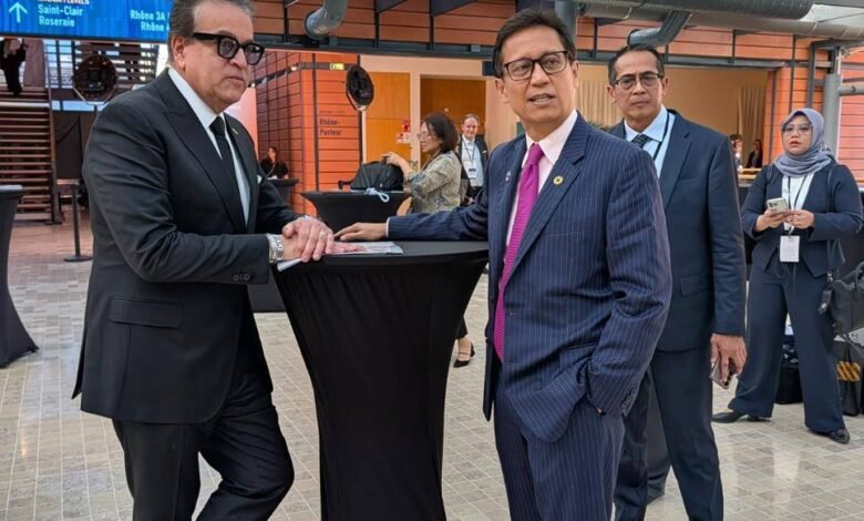 وزير الصحة ونظيرة الاندونيسي